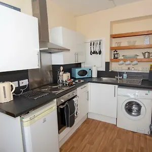 spacious-2-bed-apartment-in-the-heart-of-old-town.edinburghhotelsuk.org/